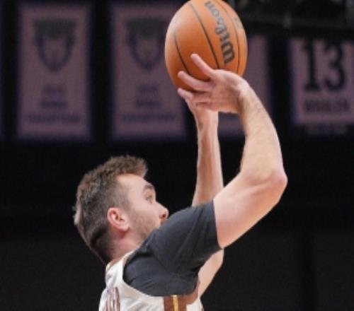 斯潘塞本賽季打首發(fā)場(chǎng)均14.5分5板5.7助+2.5三分三分命中率52%