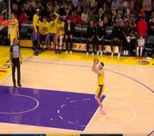 繼續(xù)從替補打起！追夢半場結(jié)束吃T里夫斯下半場罰球命中后下場