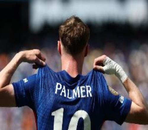 小秀腳法！帕爾默行進中穩穩顛球，隨后帶走比賽用球