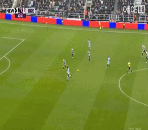 墨菲禁區(qū)內(nèi)手球送點(diǎn)，VAR確認(rèn)判罰！布倫特福德贏得點(diǎn)球！