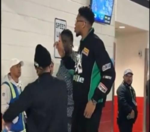 字母哥現(xiàn)身觀戰(zhàn)超級碗賽后他疑似迷路&和球迷們一起走路離開