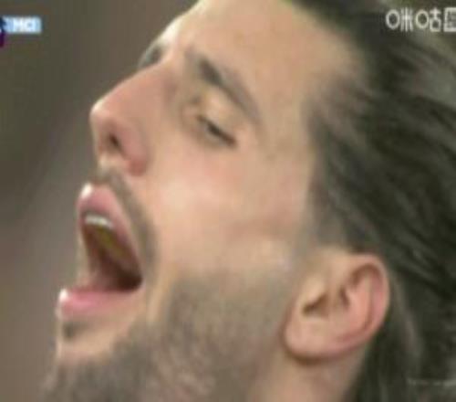 難受啊！索博拖后導致B席進球有效，剛打入世界波的索博捂臉大叫