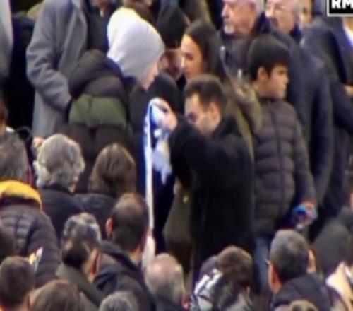 辱罵+扯掉圍巾+吐口水！瓦倫西亞球迷圍攻一名皇馬球迷