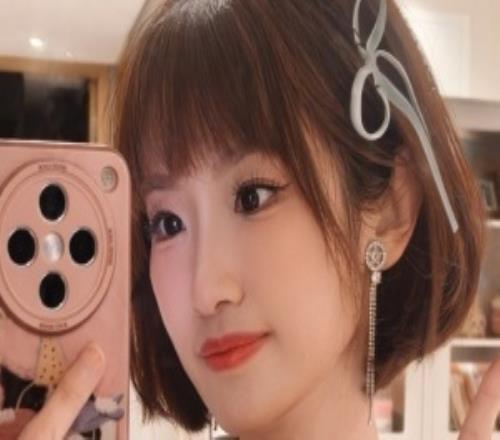 主持夏安更博曬照：俺今天頭上這個(gè)蝴蝶結(jié)特別神奇