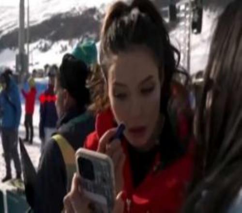 又美又颯谷愛凌冬奧摘銀，頒獎(jiǎng)典禮前補(bǔ)了個(gè)妝