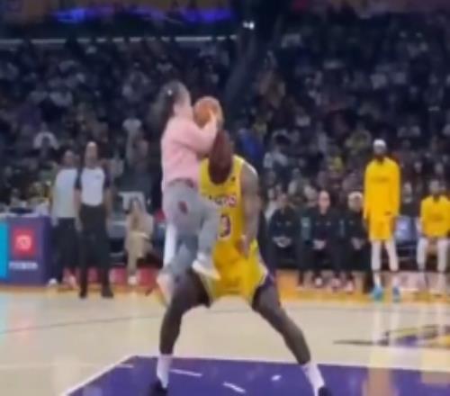 自信拉桿游刃有余！AI小女孩單挑無視防守暴打老詹