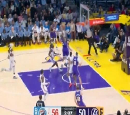 飛龍在天！41歲詹姆斯持球反擊起飛超遠(yuǎn)滑翔單臂暴力灌筐