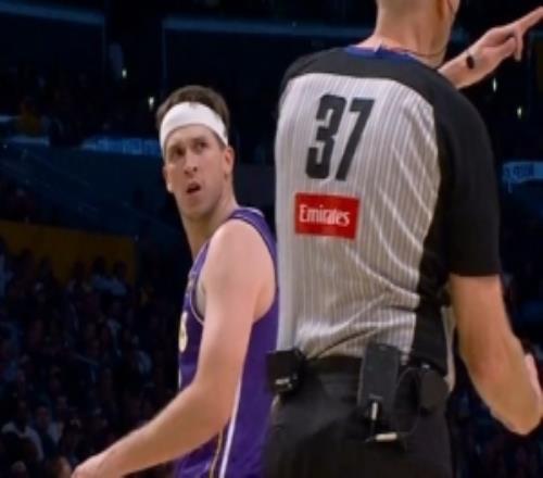 很不滿！里夫斯突破疑被切到手丟球但裁判無視憤怒抱怨領(lǐng)到技犯