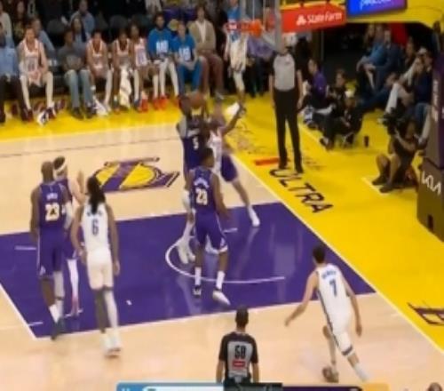 連續(xù)兩次黃油手！艾頓再度失誤丟球雷霆笑納2分