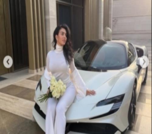 喬治娜社媒曬近期動態，去埃及旅游、與法拉利合影、看迷你羅比賽