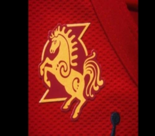 這個徽章設(shè)計如何開拓者致敬生肖馬年發(fā)布馬年主題徽章球衣！