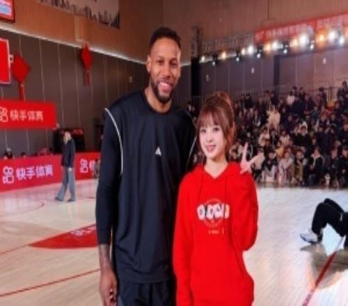 NBA&LPL主持泱泱曬照：你們說我去打個(gè)一分大戰(zhàn)能贏嗎