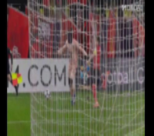 韋世豪干凈鏟球破壞對(duì)手進(jìn)攻，主裁經(jīng)VAR確認(rèn)沒(méi)判罰紅牌