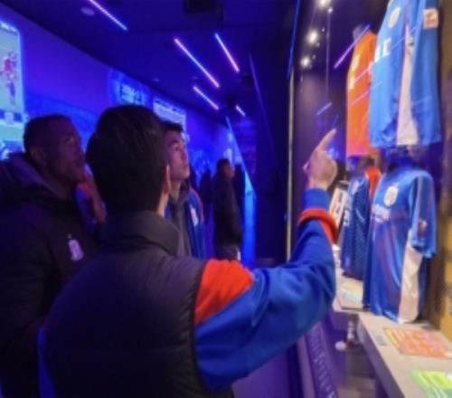 今天中午，申花全隊(duì)集體參觀承載著三十余載歷史的“申花中心”