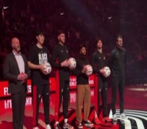 楊瀚森&利拉德&克林根&阿夫迪亞參加全明星開拓者賽前舉行小儀式