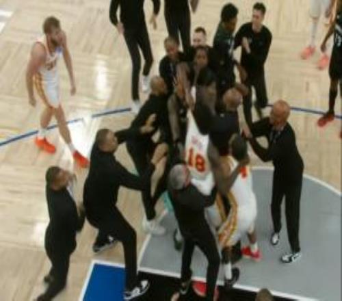 又打架啦！里德蓋耶互相拉拽引發(fā)沖突！裁判回看后將2人都驅(qū)逐