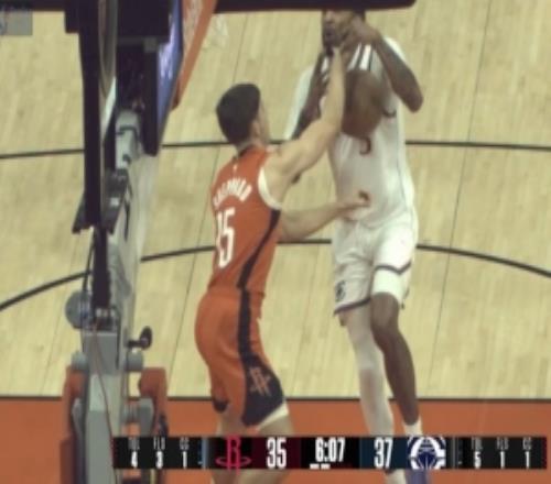 賺到！謝潑德切球被吹犯規(guī)火箭挑戰(zhàn)成功取消犯規(guī)還拿到球權