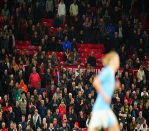 郵報：曼聯(lián)主隊看臺常有客隊球迷，有人穿薩卡7號混進紅魔球迷中