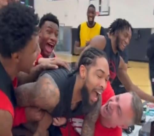 大哥們慢點！得知英格拉姆遞補全明星后猛龍全隊瘋狂慶祝