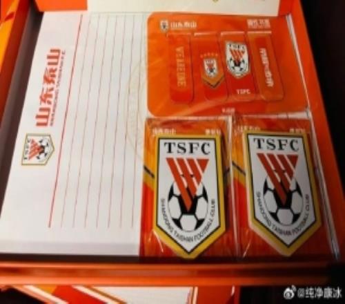 康冰：泰山主場(chǎng)全勤獎(jiǎng)，是一個(gè)榮譽(yù)證書(shū)+一套價(jià)值88元的文具禮盒