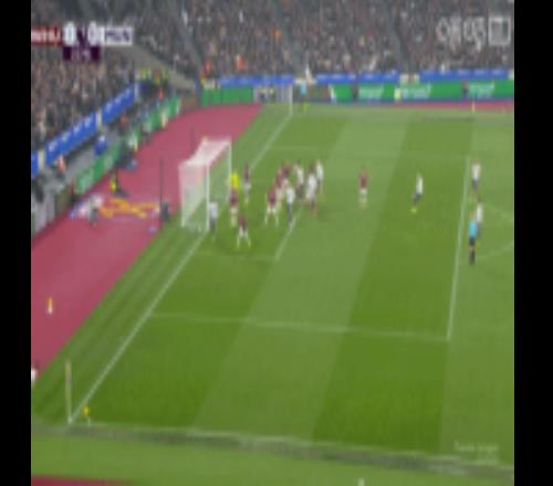 曼聯(lián)角球機會，盧克肖的搶點打門被萬比薩卡用膝蓋門線解圍