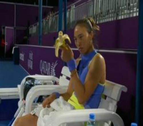 哎湊活吃吧！鄭欽文發(fā)現(xiàn)香蕉上有螞蟻，彈掉后再三檢查接著吃