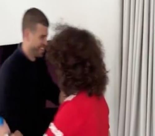 493天的等待！皮克今晚將現(xiàn)場觀戰(zhàn)曼聯(lián)，與蓄發(fā)哥相聊甚歡