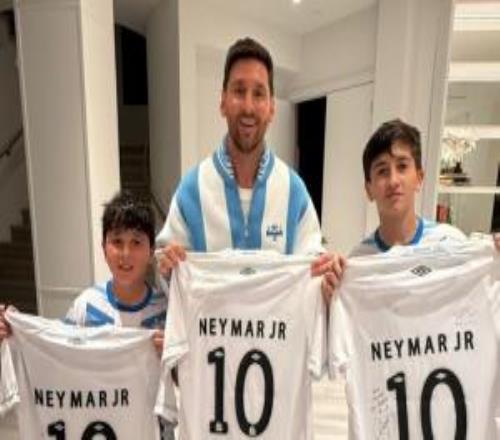 老朋友！桑托斯贈送梅西內馬爾簽名球衣：向你致敬