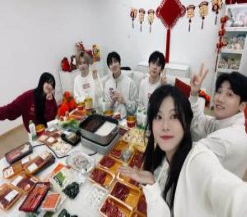 駱歆分享與BaolanCrisp等人合照：大包小包真是過年好了家人們