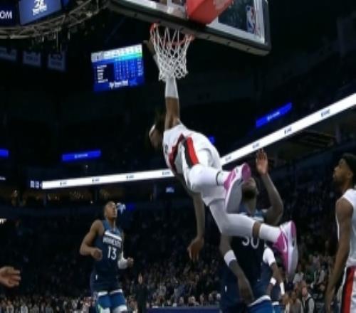 危險！羅威起飛被蘭德爾犯規(guī)失衡摔倒在地幸無大礙