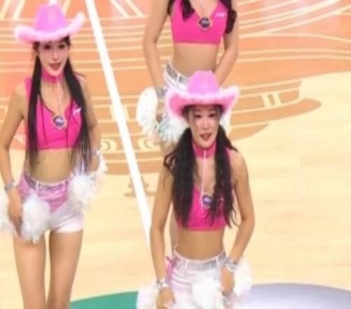 出發(fā)夏威夷！俱樂部杯啦啦寶貝粉衣熱褲盡顯火辣