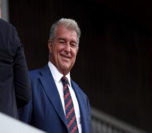 塞爾電臺：拉波爾塔深情告別巴薩更衣室，球員們起立鼓掌相送