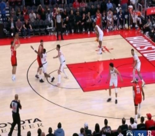 自信放光芒！謝潑德外線開(kāi)火連中2記三分幫助球隊(duì)擴(kuò)大領(lǐng)先