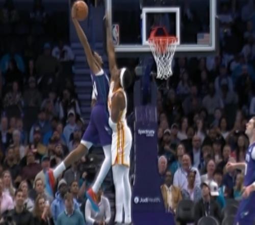 真是掄圓了！米勒突破單臂舒展暴力隔扣奧孔武