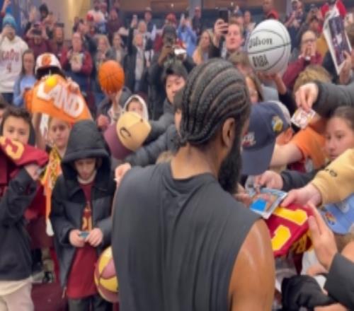 人氣超高！哈登主場(chǎng)首秀前為眾多克利夫蘭的小球迷耐心簽名