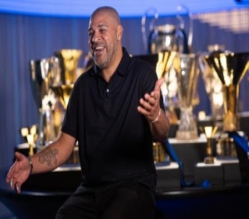 國王歸來！阿德里亞諾造訪國米總部，參觀獎杯陳列室