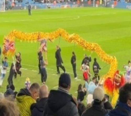 迎接中國春節(jié)，曼城主場進行舞龍舞獅表演