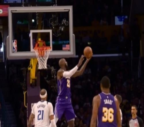 憾失五佳球！斯瑪特送拋傳詹姆斯180轉(zhuǎn)體空接背筐上籃稍稍偏出