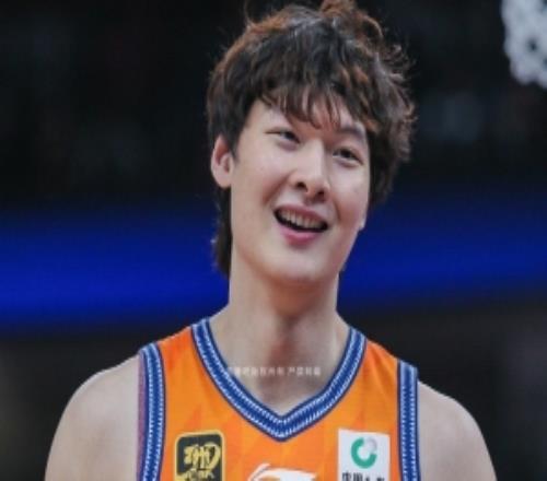 王哲林：很開(kāi)心能衛(wèi)冕俱樂(lè)部杯冠軍挺不容易的球隊(duì)的狀態(tài)會(huì)更好