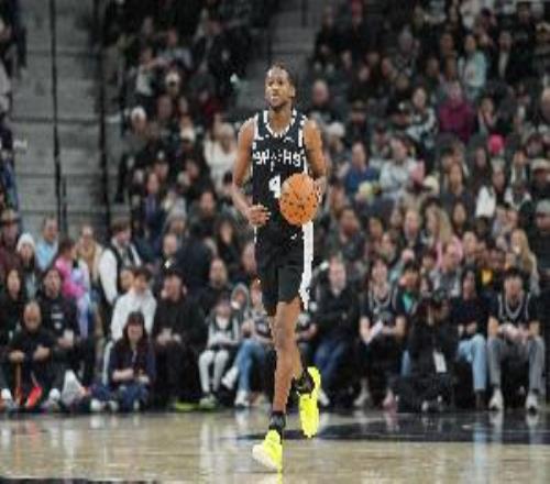 卡斯?fàn)枺焊？怂故俏覀兊念I(lǐng)袖之一其他隊(duì)有兩位全明星&我們也值得