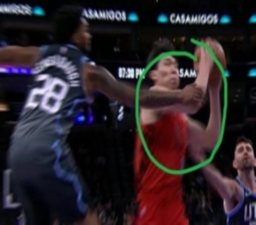 楊瀚森上場就造成兩罰！解說：核心力量提升的話這球就是2+1！