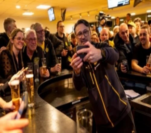 多特新年聚會(huì)：科瓦奇變身酒保，現(xiàn)場有抽獎(jiǎng)、球員簽名會(huì)等活動(dòng)