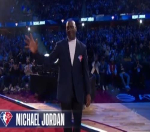 范喬丹：?jiǎn)痰ぴ贜BA75大儀式上壓哨出場(chǎng)我才明白為何沒人能和他比