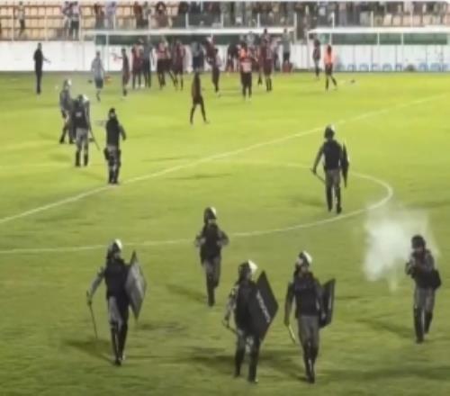 太陽報(bào)：巴西一場(chǎng)比賽球迷襲擊對(duì)手球員，軍警介入場(chǎng)面混亂