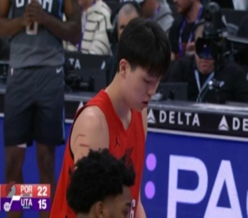 不容易！楊瀚森站上罰球線胳膊上血痕依舊很明顯