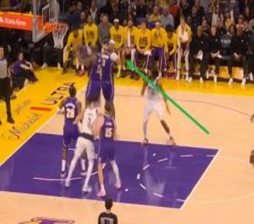 懂事！海斯暴跳+空中攤手上演孔融讓板成全老詹三雙