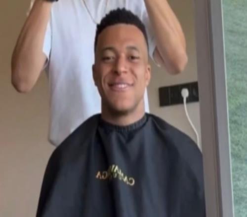 討個(gè)好彩頭！對(duì)陣皇家社會(huì)之前，姆巴佩在理發(fā)店換了新發(fā)型