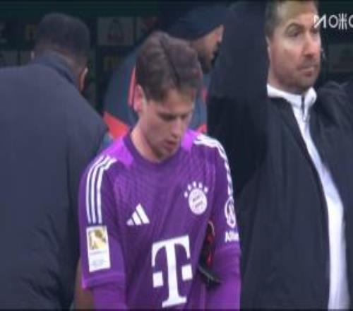 拜仁半場(chǎng)換門將！諾伊爾因小腿輕傷被換下，烏爾比希披掛登場(chǎng)