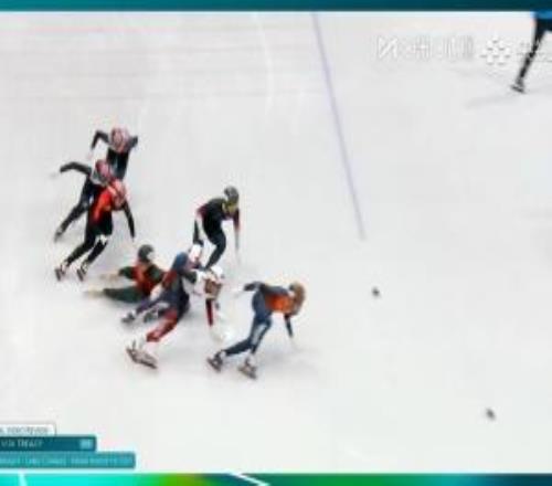 希望無大礙！孫龍膝蓋被冰刀劃傷流血，在攙扶下離場(chǎng)