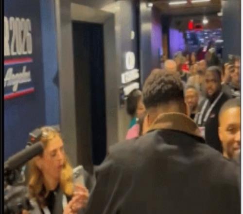 利拉德再度奪得三分大賽冠軍前隊(duì)友字母哥擁抱慶祝